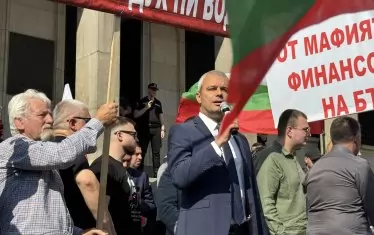 "Възраждане" блокира центъра на София заради лева