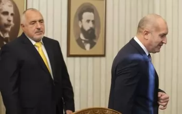 Борисов и Радев зареждат пистолетите за последна битка