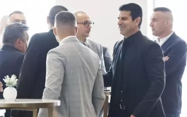 Президентът на БФС Георги Иванов (вторият от дясно на ляво) пристига в отлично настроение за тегленето на жребия за новия сезон, а зад него е голмайстор №1 в историята на първенството ни Мартин Камбуров, който също имаше участие в церемонията.