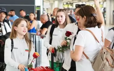 Носителката на три златни медала от финалите на уредите Стилияна Николова (вляво) беше изненадана със специално посрещане при завръщането в България.