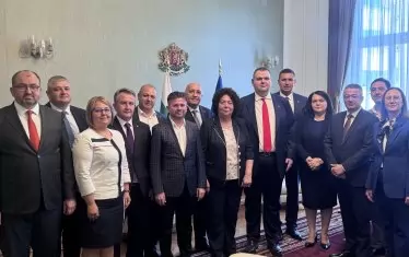 Пеевски с кметовете Ерол Мюмюн (Кърджали), Айджан Ахмед (Черноочене), Неджми Али (Джебел), Изет Шабан (Ардино), Илкнур Кязим (Момчилград), Себихан Мехмед (Крумовград) и Шинаси Сюлейман (Кирково).