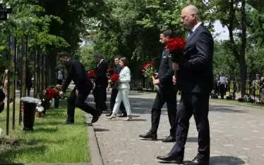 Премиерът Росен Желязков поднесе цветя на Алеята на героите в Одеса и се поклони пред паметта на загиналите във войната.