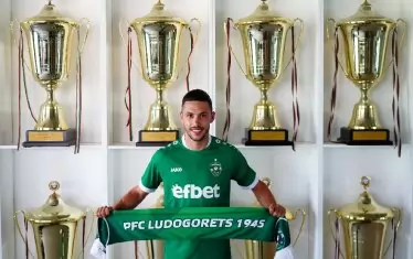 Българският национал Станислав Иванов позира с фланелка и шалче на "Лудогорец" в клубния музей след подписването на договора си.