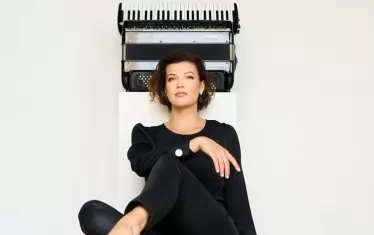 Известната акордеонистка свири класика, танго, джаз, съвременнна музика.