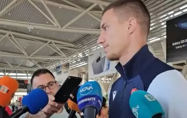 Само Андриан Краев от националите се спря да говори пред журналистите при отпътуването на отбора за о-в Крит.