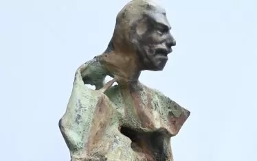 Бронзова скулптура на акад. Крум Дамянов.
