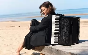 След години в Лондон и Мадрид, през 2021-ва Ксения се завръща със семейството си в Латвия.