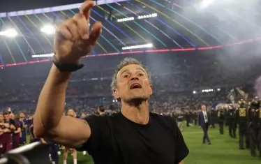 Треньорът на "Пари Сен Жермен" и архитект на новия облик на отбора - Луис Енрике, поздравява феновете, които му благодарят за първия трофей в Шампионската лига в историята на парижкия клуб.