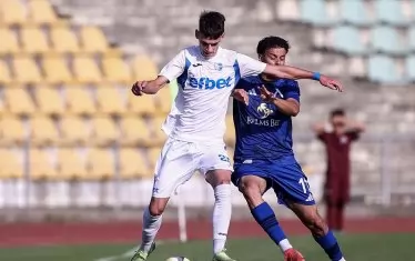 Авторът на един от головете за "Левски" Джавад Ел Джемили (вдясно) атакува за топката Валентин Недялков ("Спартак", Плевен) по време на контролата в Правец. 