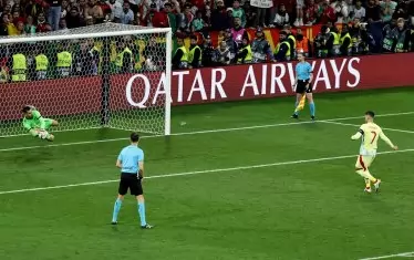 Капитанът на испанците Алваро Мората (вдясно) прави единствения пропуск при дузпите, като ударът му бе спасен от португалския вратар Диого Коща.