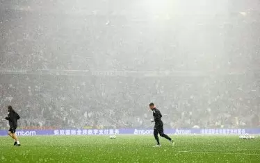 Момент от силната буря с градушка, заради която бе отложено началото на мача между Германия и Португалия.