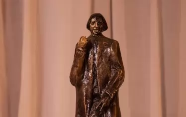 Статуетката на обичания актьор, дело на Георги Чапкънов.