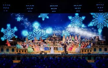 Концертите на маестрото са пищно светлинно шоу.