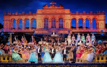 Красиви декори и костюми допълват звученето на безсмъртната музика.