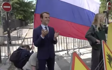 Активисти на „Грийнпийс“ откраднаха восъчна статуя на Макрон