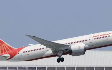 Падналият самолет е Boeing 787-8 Dreamliner, който е в експлоатация в Air India от 15 декември 2009 г.