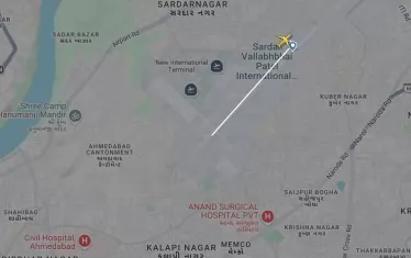 Малко след излитането, самолетът подава сигнал за бедствие и пада върху сграда в съседен жилищен квартал.