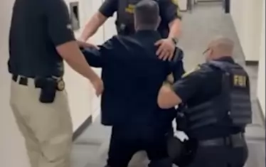  Служители на ФБР го повалиха на пода... 