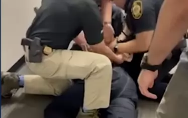 ...и му поставиха белезници