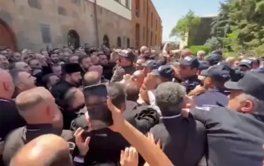 Полиция и духовници се сбиха край Ереван