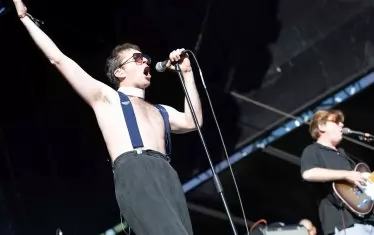 Ексцентричният фронтмен на Shame Чарли Стийн бе неуморим на сцената при първата от двете изяви на групата в България тази година.