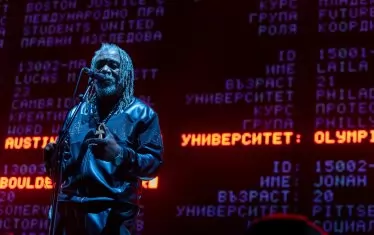 Ветеранът Хорейс Енди изпълнява Girl I Love You на фона на надписи на български на огромния екран.