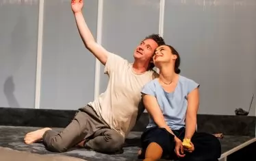  Спектакълът е романтична любовна история.