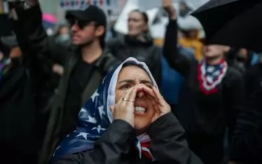 Протестираща в Ню Йорк