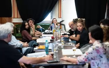 Бойка Велкова (в центъра) и екипът ѝ по време на първа репетиция на маса.