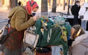 В представленията се включват артисти и кукли.