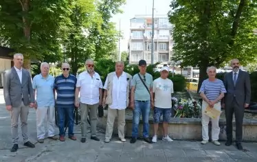 Живите днес спасители, в компанията на кмета Благомир Коцев и зам.-кмета Павел Попов (от двете страни на редицата).