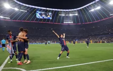 Дезире Дуе (вторият от ляво на дясно) е в прегръдките на съотборниците си след втория си гол, който окончателно прекърши съпротивата на "Интер" и убеди зрителите на "Алианц Арена" кой заслужава да спечели финала.