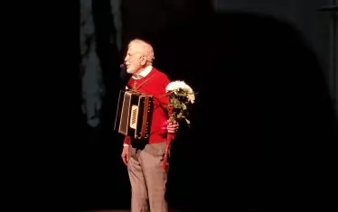 Ицко Финци - в профил, но не и сгърчен...