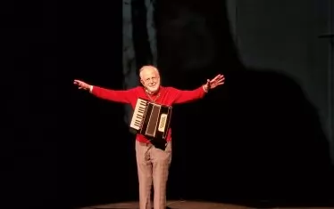 Публиката дълго аплодира големия актьор.