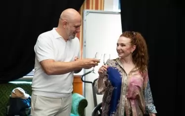 Бойка Велкова и директорът на Народния театър Васил Василев вдигат тост за успех на бъдещия спектакъл "Театър".