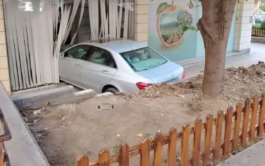 Кола влетя в офис в София