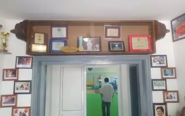 Във фоайето на залата има кът, посветен на великия на щангист