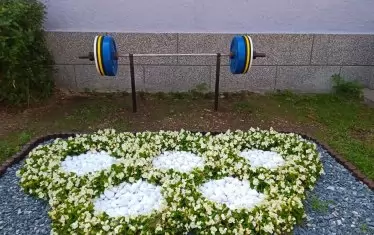 Пред залата е монтирана и щанга с тегло 117.5 кг - колкото е първият световен рекорд на Норайр Нурикян