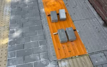 Новите тактилни плочи. В социалните мрежи се появиха снимки на боядисани с боя плочи вместо оригиналните, това бе обяснено с очаквана доставка. 