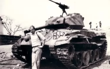 По следи от историята в Индокитай: Светослав Терзиев се снима през 1984 г. пред останал френски танк на бойното поле в Диен Биен Фу. Последната френска битка във Виетнам завършва през 1954 г. Като кореспондент на БТА в Индокитай тъкмо е навършил 30 години.