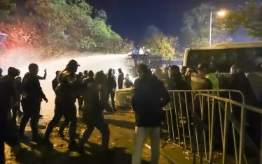 МВР не бие само по малките улички, но и ползва водни оръдия, които само обяснява, че всичко може да стане на кълбета