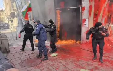 Полицаите бягат, когато става дума за политическо хулиганство, но пък често си го изкарват на гражданите