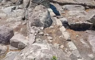  Източната крепостна стена на „града в града“, ограждаща епископската базилика (в дъното с колоните).