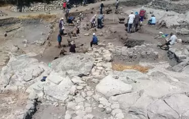  Разкриваният в момента сектор от северната крепостна стена на „града в града“, сниман от изток.
