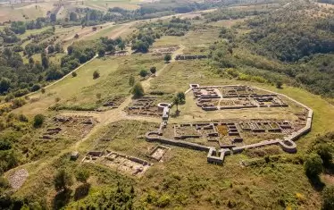  Укрепеният епископски комплекс на Юстиниана Прима близо до сръбския град Лесковац, сниман от въздуха.
