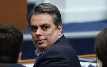 Асен Василев: Българите обедняват, а "постната пица" се върна
