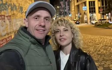  Двамата партньори са обиколили доста страни с постановката, предстоят им още наесен.