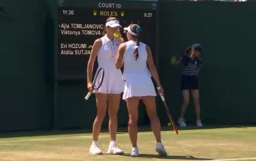 Виктория Томова (в гръб) слуша инструкциите на партньорката си Айла Томлянович, която се готви да изпълни сервис в мача срещу Ери Хозуми и Алдила Сутджиади.