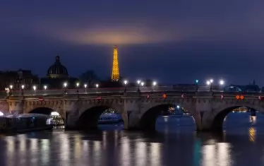  Пон Ньоф е най-старият запазен мост на река Сена в Париж.