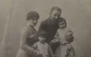 Фотографът със семейството си.